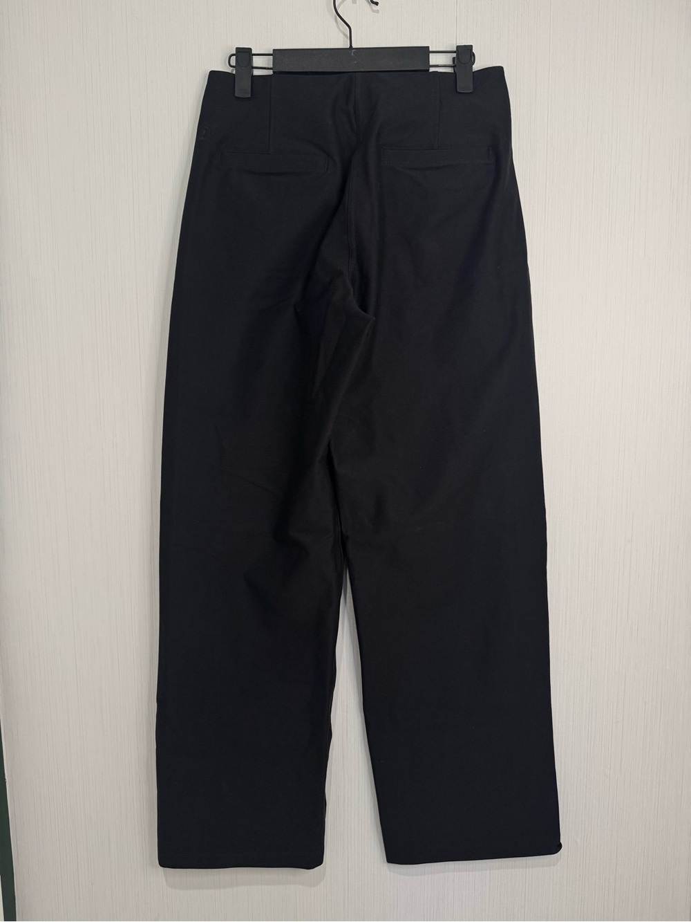 NWT LULULEMON Utilitech Relaxed Fit Mid Rise Trouser Pants. Black. Size 2. - Picture 3 of 5